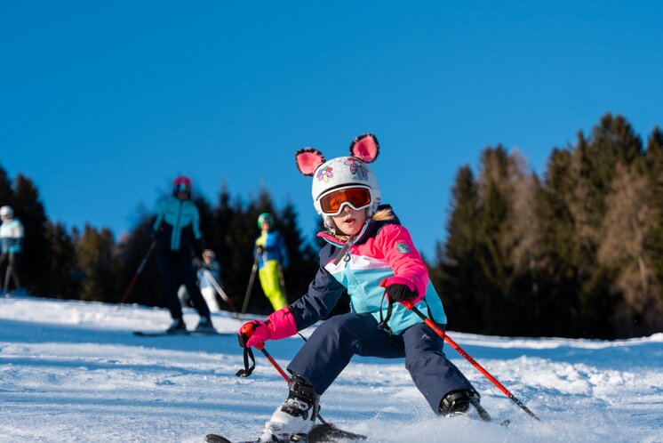 Kind beim Skifahren in sonniger Schneelandschaft | ©  Oststeiermark Tourismus | Cian J. Baumgartner