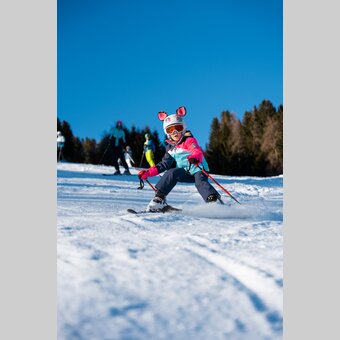 Kind beim Skifahren in sonniger Schneelandschaft | ©  Oststeiermark Tourismus | Cian J. Baumgartner