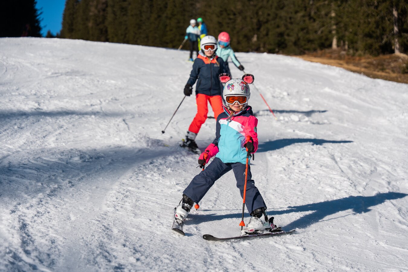 Familie beim Skifahren