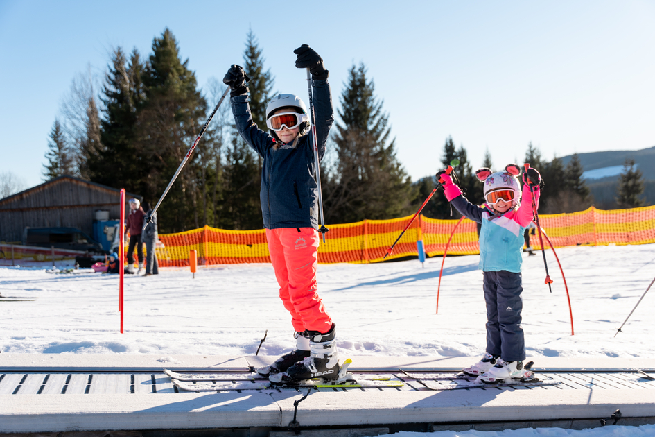 Zwei Kinder beim Skifahren in der Winterlandschaft | ©  Oststeiermark Tourismus | Cian J. Baumgartner