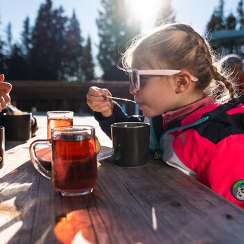 Mädchen genießt Tee in den Bergen | ©  Oststeiermark Tourismus | Cian J. Baumgartner