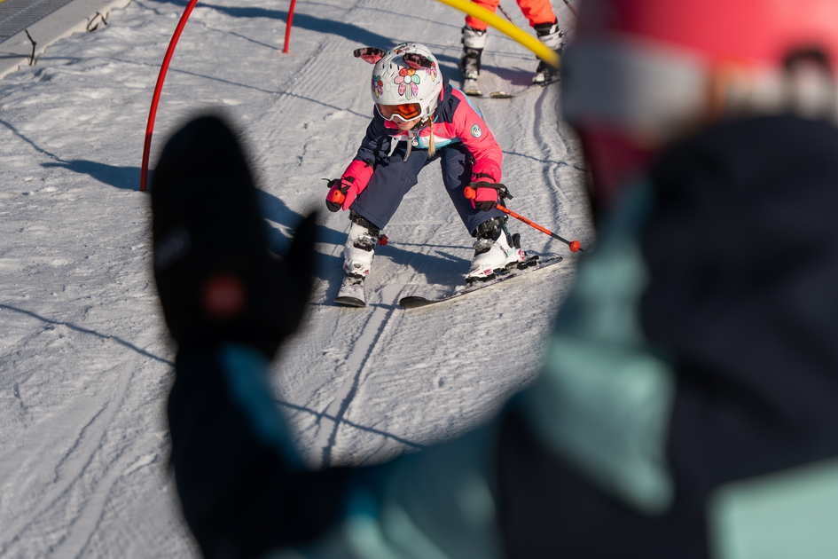 Kinder beim Skifahren mit Neuerungstraining | ©  Oststeiermark Tourismus | Cian J. Baumgartner