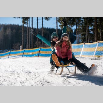Spaß beim Rodeln im Winterwunderland | ©  Oststeiermark Tourismus | Cian J. Baumgartner
