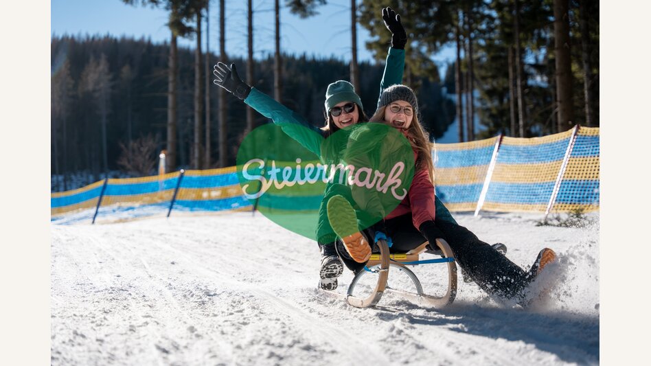Spaß beim Rodeln im Winterwunderland | ©  Oststeiermark Tourismus | Cian J. Baumgartner