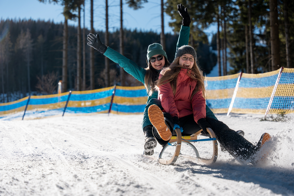 Spaß beim Rodeln im Winterwunderland | ©  Oststeiermark Tourismus | Cian J. Baumgartner