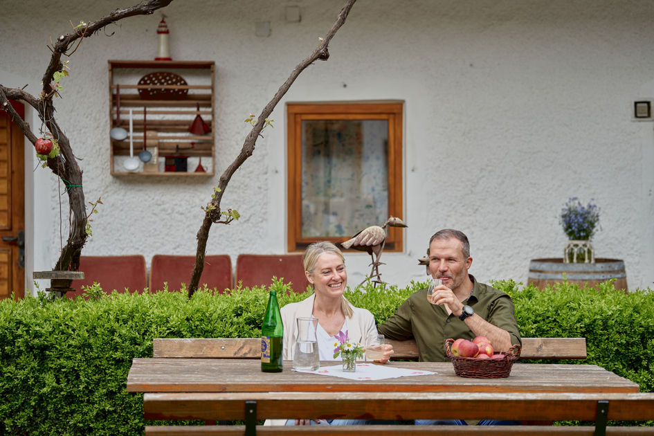 Couple at the Schloffer organic farm in Anger | © Oststeiermark Tourismus | Lang-Bichl - RKP