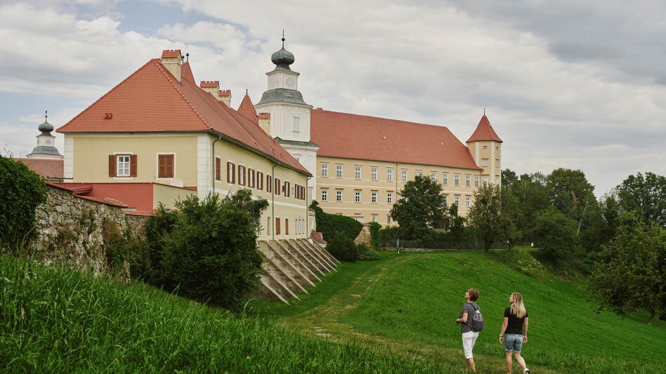 Spazieren beim Augustiner Choherrenstift in Vorau in der Oststeiermark