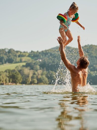 Familie spielt im Wasser des Stubenbergsees in der Oststeiermark | ©  Oststeiermark Tourismus | Markus Lang-Bichl