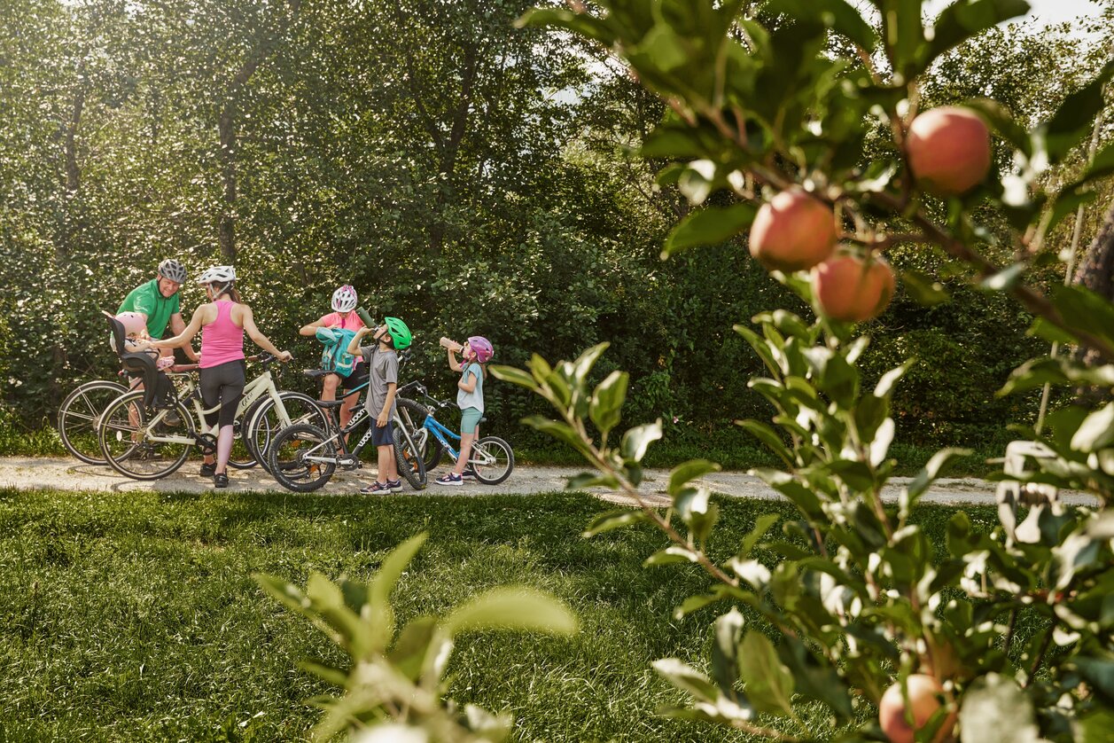 Familie beim Radfahren in der Stubenbergklamm | © Oststeiermark Tourismus | Lang-Bichl - RKP