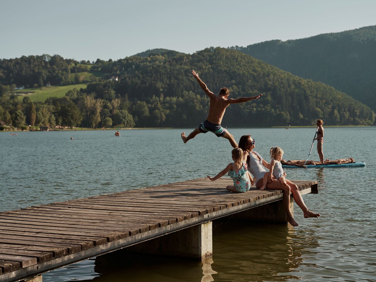 Familie sitzt am Steg vom Stubenbergsee in der Oststeiermark 
