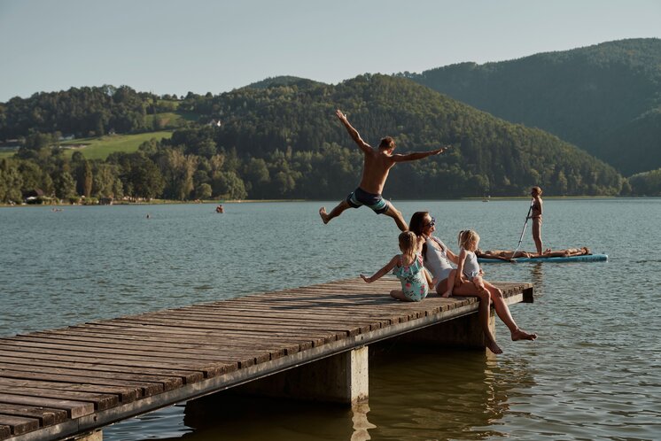 Familie sitzt am Steg vom Stubenbergsee in der Oststeiermark  | ©  Oststeiermark Tourismus | Markus Lang-Bichl