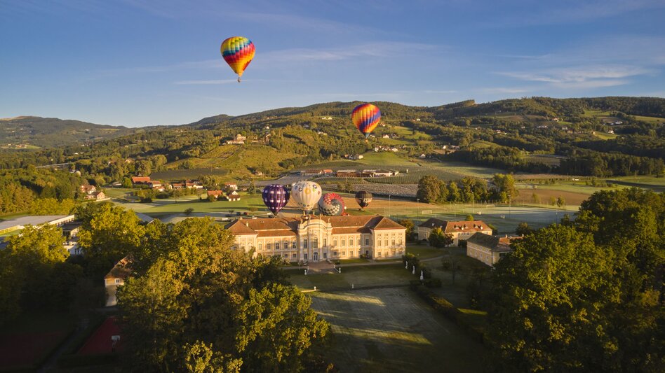 Heißluftballone beim Schloss Schielleiten in der Oststeiermark