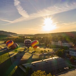 Heißluftballone beim Schloss Schielleiten in der Oststeiermark