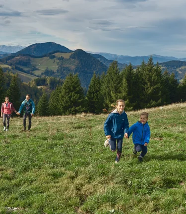 Hiking with the family in the Almenland | ©  Oststeiermark Tourismus | Markus Lang-Bichl