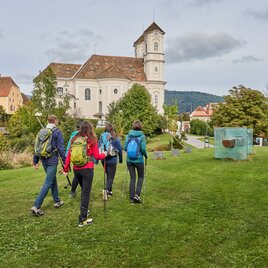 Wanderer wandern zur Weizbergkirche in Weiz 