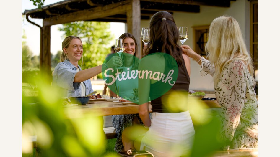 Freunde beim Buschenschank im Naturpark Pöllauer Tal in der Oststeiermark | ©  Oststeiermark Tourismus | Motion Manager