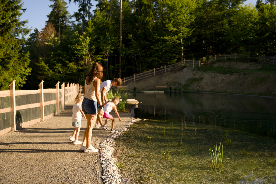 Family at the fire pond on Pöllauberg hill in eastern Styria | ©  Oststeiermark Tourismus | Motion Manager