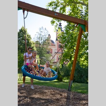 Familie am Spielplatz im Naturpark Pöllauer Tal in der Oststeiermark | ©  Oststeiermark Tourismus | Motion Manager