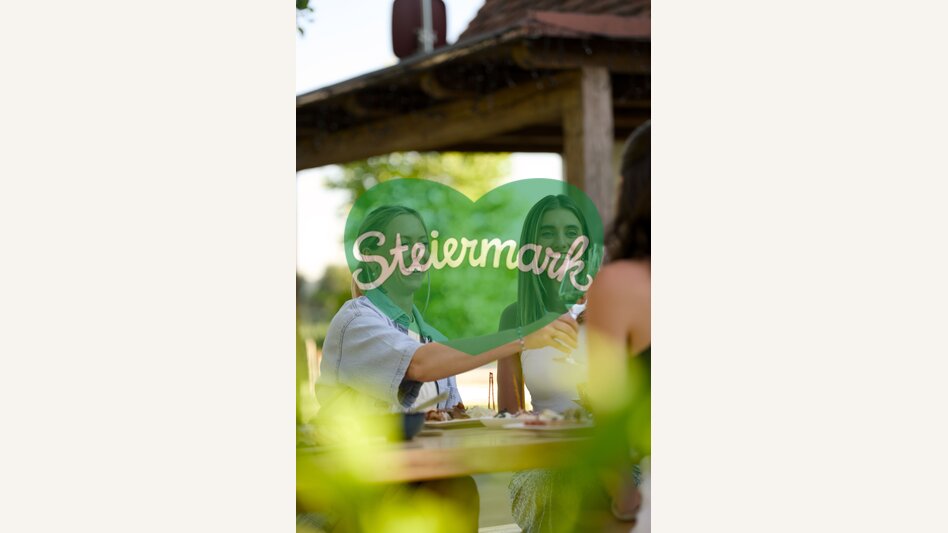 Anstoßen mit Wein in der Oststeiermark | ©  Oststeiermark Tourismus | Motion Manager