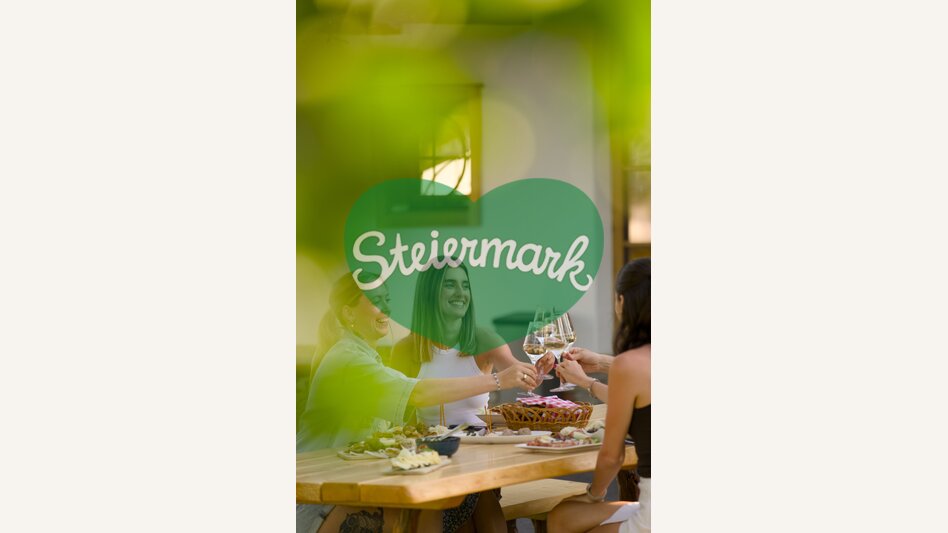 Anstoßen mit Wein in der Oststeiermark | ©  Oststeiermark Tourismus | Motion Manager