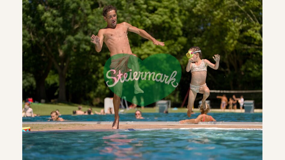 Familie im Erlebnisbad Pöllau in der Oststeiermark | ©  Oststeiermark Tourismus | Motion Manager