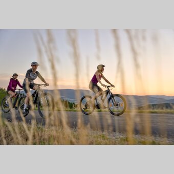 Radfahren zum Sonnenuntergang in der Oststeiermark | ©  Oststeiermark Tourismus | Motion Manager