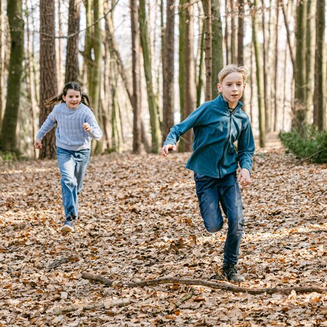 Kinder spielen im Herbstwald | ©  Oststeiermark Tourismus | Lucas Oswald Vollmann & Noah Ulrich