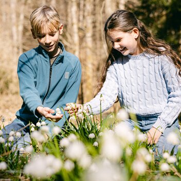 Kinder im Frühling unter Blumen | ©  Oststeiermark Tourismus | Lucas Oswald Vollmann & Noah Ulrich