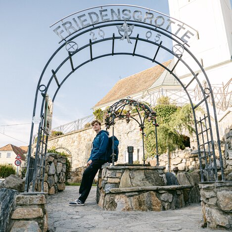 Friedensgrotte in idyllischer Umgebung | © 
Oststeiermark Tourismus | Lucas Oswald Vollmann & Noah Ulrich
