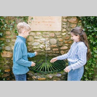 Kinder am Wasserspielplatz | © 
Oststeiermark Tourismus | Lucas Oswald Vollmann & Noah Ulrich