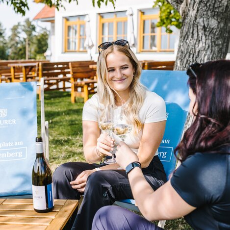 Anstoßen mit Wein in der Oststeiermark | ©  Oststeiermark Tourismus | Noah Ulrich