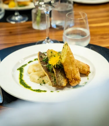 Elegante Meeresfrüchteplatte mit Garnituren