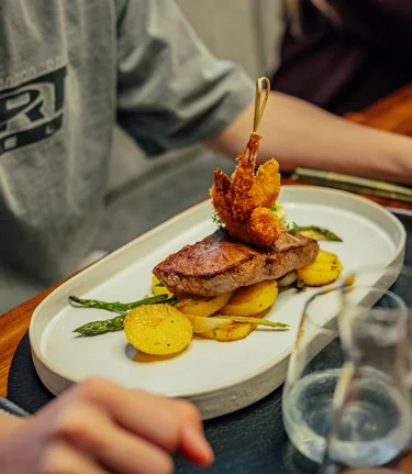 Leckeres Gericht mit Steak und Beilagen