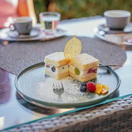 Eine leckere Torte mit Früchten auf einem Teller in einem Café.