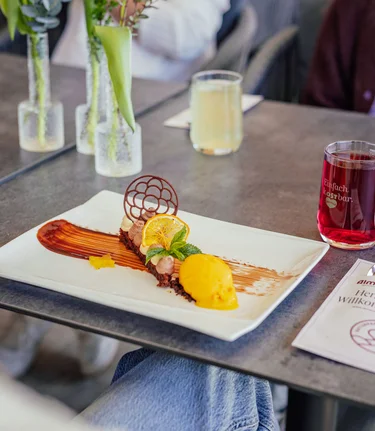 Dessert mit Eis und frischen Früchten