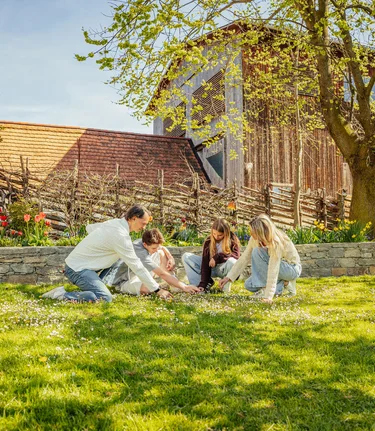 Familie genießt Zeit im Freien