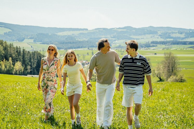 Familie im Grünen: Gemeinsam im Freien