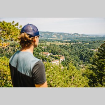 Ausblick zum Schloss Herberstein in der Osteiermark | ©  Oststeiermark Tourismus | Noah Ulrich