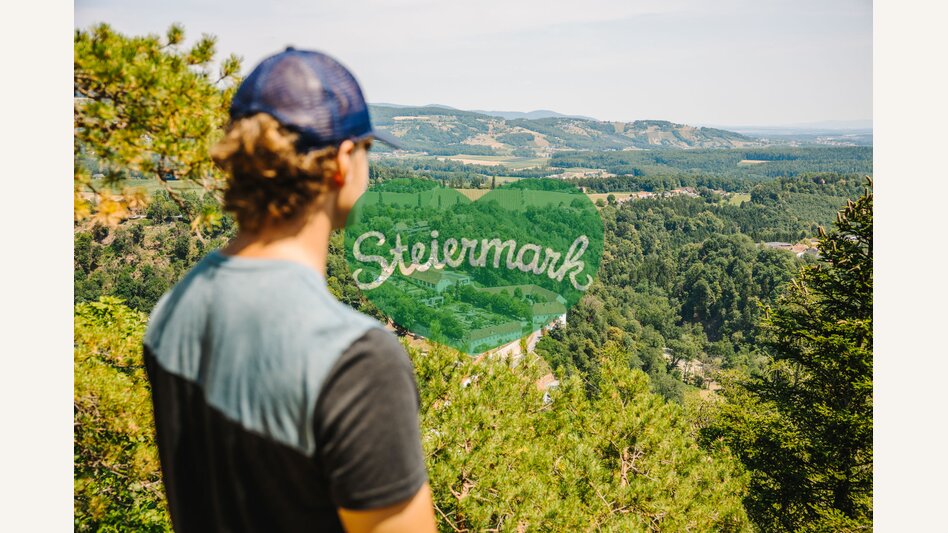 Ausblick zum Schloss Herberstein in der Osteiermark | ©  Oststeiermark Tourismus | Noah Ulrich
