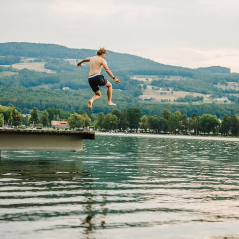 Sprung in den Stubenbergsee in der Oststeiermark | ©  Oststeiermark Tourismus | Noah Ulrich