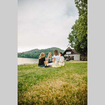 Freunde genießen Zeit zusammen am Stubenbergsee in der Oststeiermark | ©  Oststeiermark Tourismus | Noah Ulrich