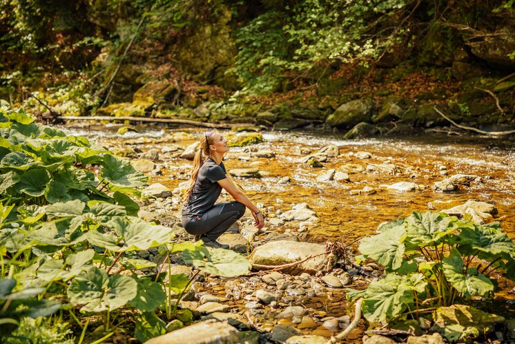 A woman in nature by a river | ©  Oststeiermark Tourismus | Noah Ulrich