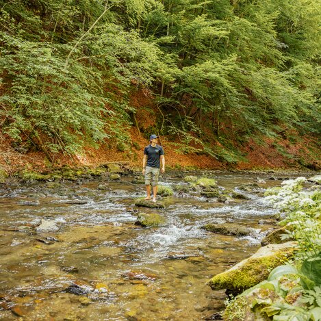 Mann im Fluss zwischen Bäumen | ©  Oststeiermark Tourismus | Noah Ulrich