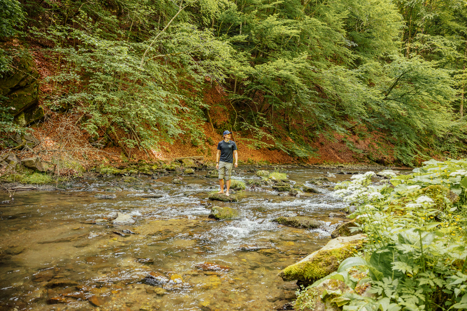 Man in the river among the trees | ©  Oststeiermark Tourismus | Noah Ulrich
