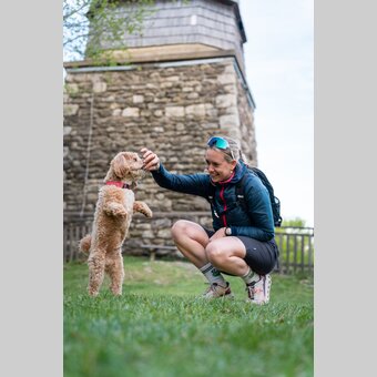 Frau spielt mit Hund vor Ringwarte | ©  Oststeiermark Tourismus | VLMMEDIA