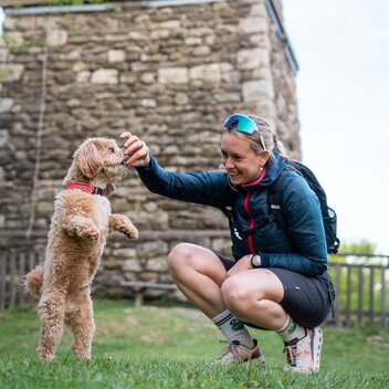 Frau spielt mit Hund vor Ringwarte | ©  Oststeiermark Tourismus | VLMMEDIA