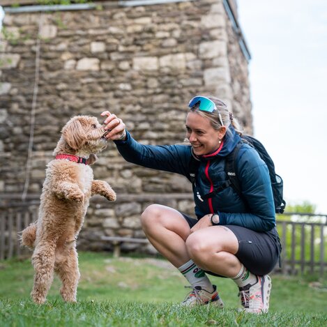 Frau spielt mit Hund vor Ringwarte | ©  Oststeiermark Tourismus | VLMMEDIA