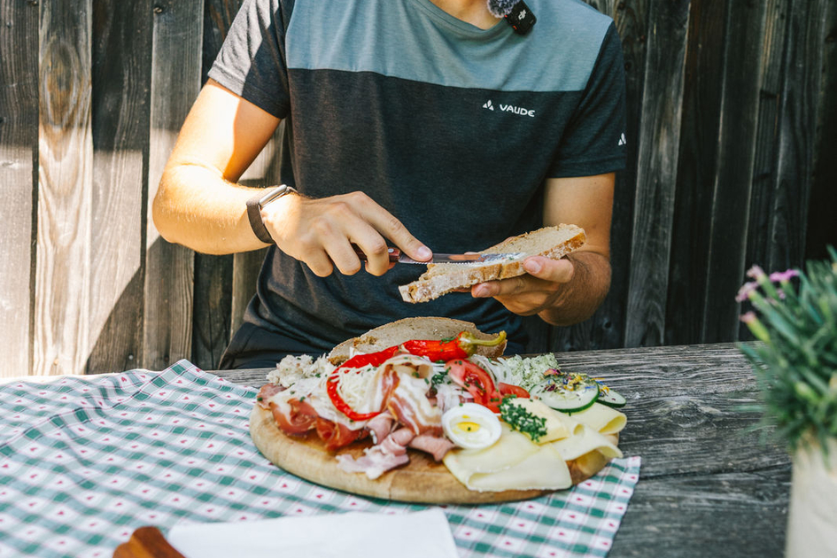 A snack while hiking in the alpine pastures of Eastern Styria | ©  Oststeiermark Tourismus | Noah Ulrich
