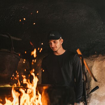 Häfernigl machen im Rauchstubenhaus in Anger | ©  Oststeiermark Tourismus | Noah Ulrich
