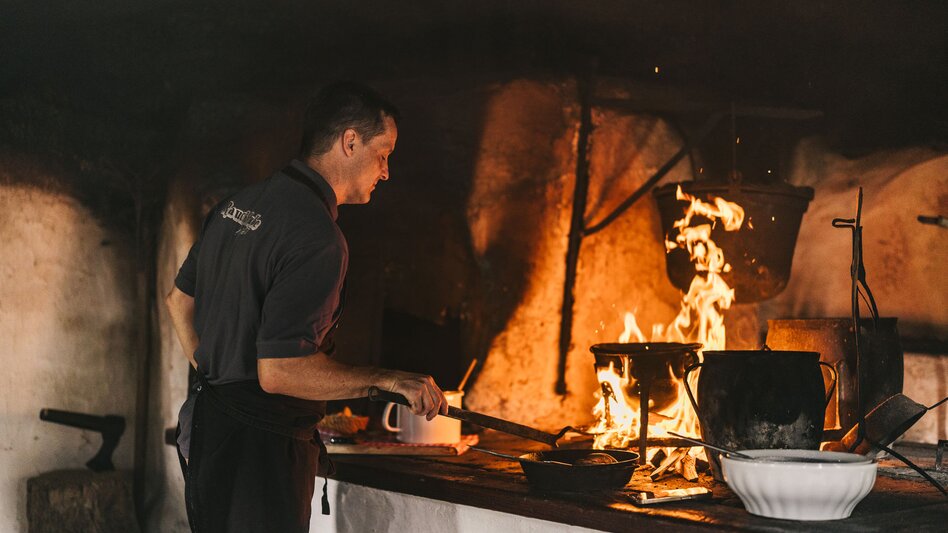 Häfernigl machen im Rauchstubenhaus in Anger
